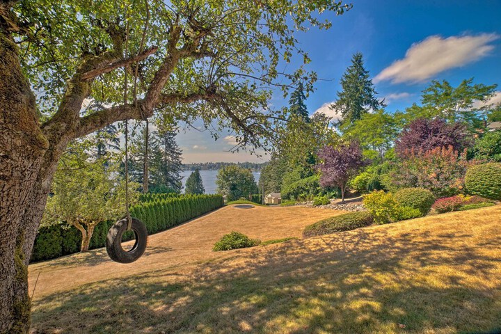 Spacious Lake Stevens Home w / Fire Pit Patio