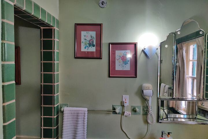 Room 45 of 184