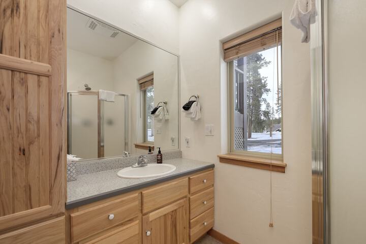 Mountain Peak 4 Bedroom Home by RedAwning