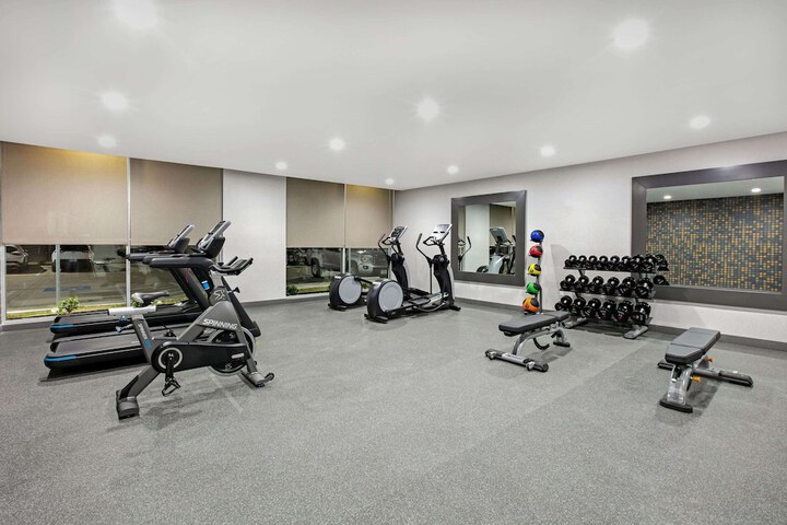 La Quinta Inn & Suites by Wyndham DFW Airport West-Glade