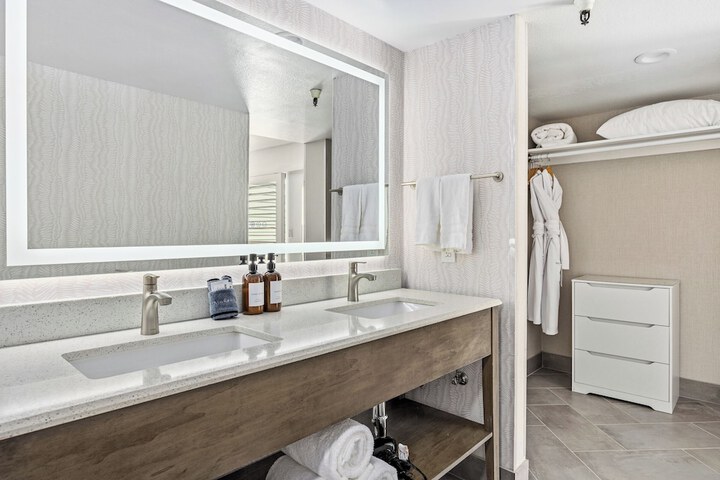 456 Embarcadero Inn & Suites