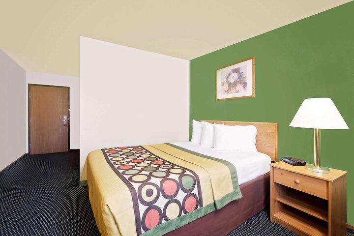 Room 6 of 16