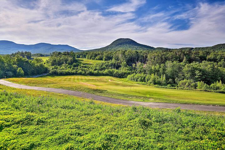 Ski-in Resort Family Condo w / Deck at Jay Peak!