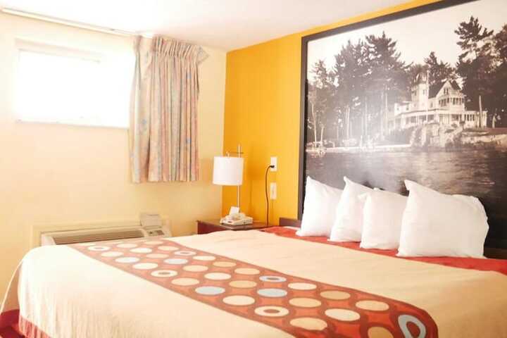 Room 9 of 16