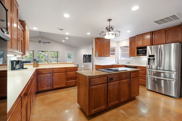 Pet-friendly Marble Falls Home w / Hot Tub!