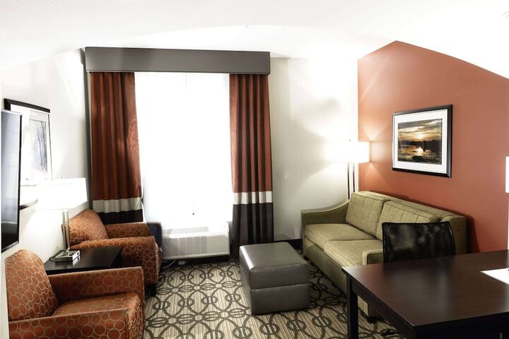 La Quinta Inn & Suites by Wyndham Starkville at MSU