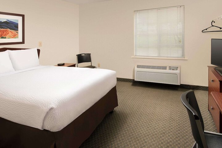 Room 25 of 28