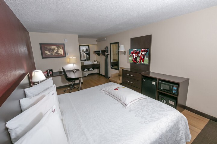 Red Roof Inn PLUS+ West Springfield