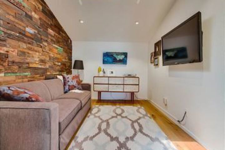 Newly remodeled Beach 2 Br condo by RedAwning
