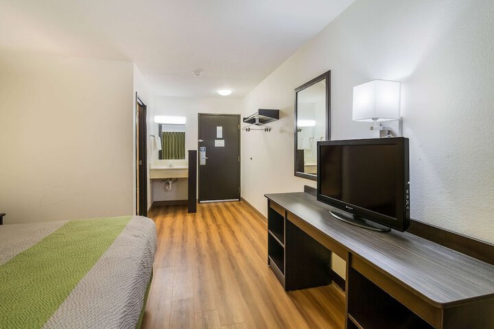 Room 21 of 34