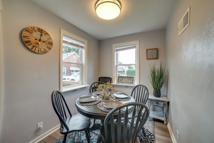 Deck & Patio: Inviting Abode in Natrona Heights!