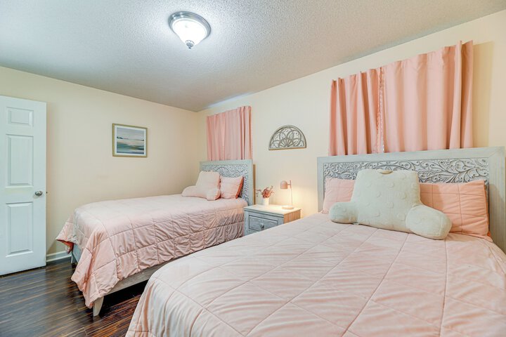 N Topsail Beach Oceanfront Condo w / Pool!