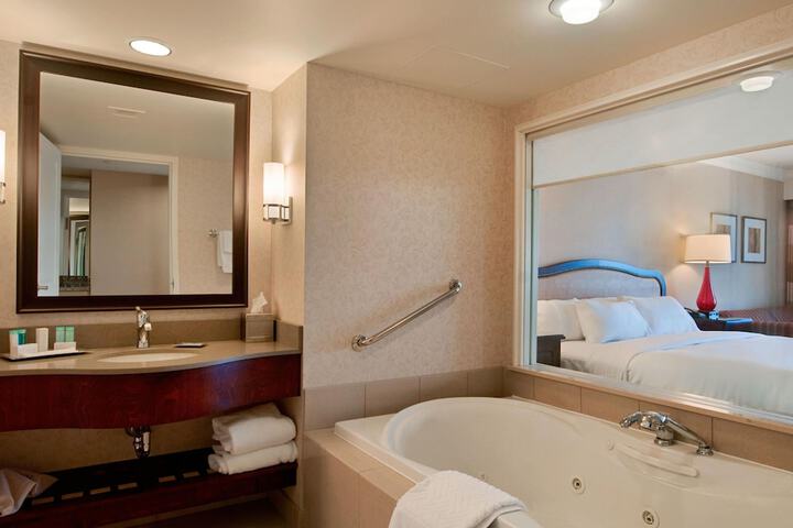 Hilton Niagara Falls / Fallsview Hotel & Suites