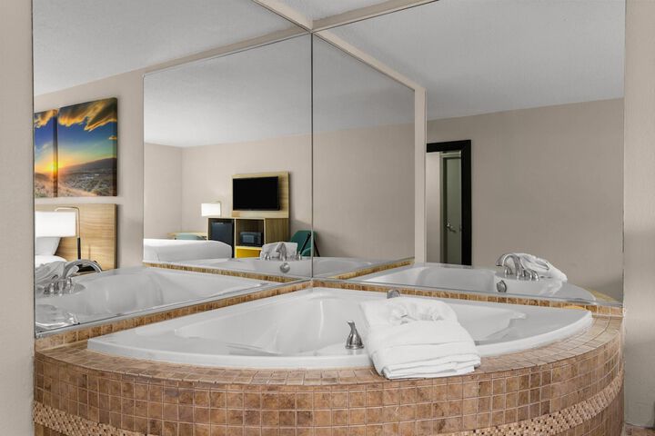 Days Inn and Suites by Wyndham Hammond IN