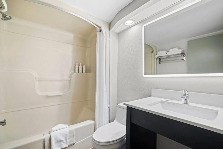 Days Inn by Wyndham Utica