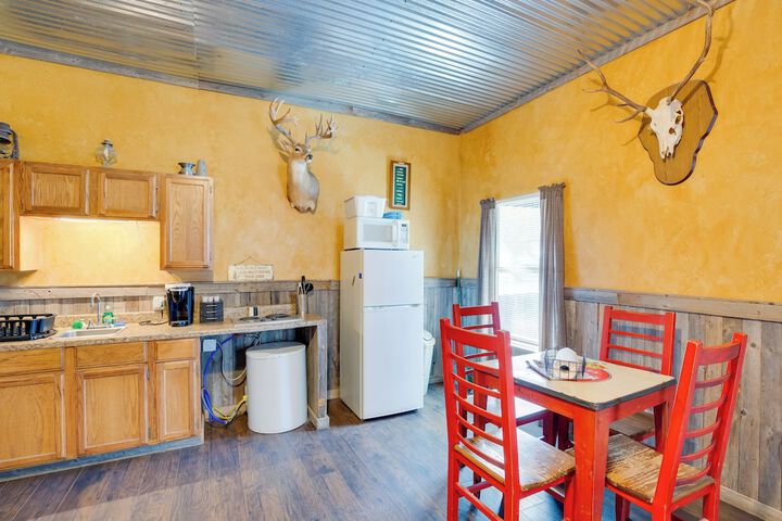 Community Pier: Cozy Kerens Cabin!