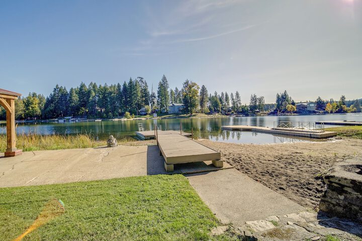 Newport Cabin on Diamond Lake w / Private Boat Dock