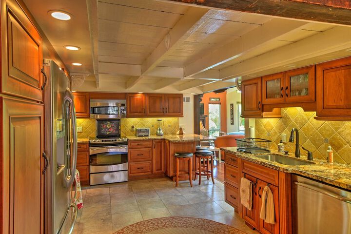 Converted Barn in Sebastopol w / Private Patio!
