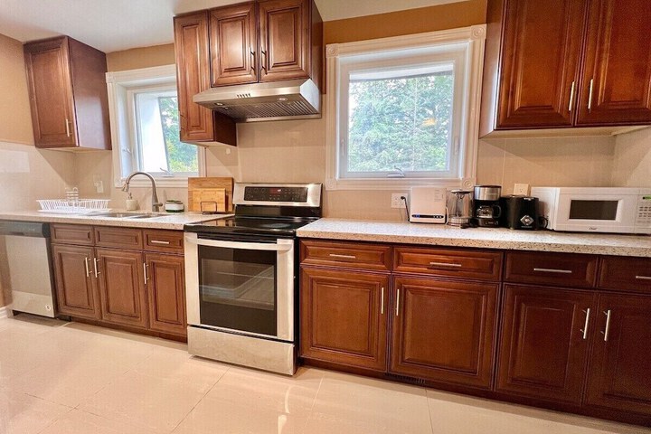 Cozy Home Near Transit & Hillcrest Mall with Free Parking