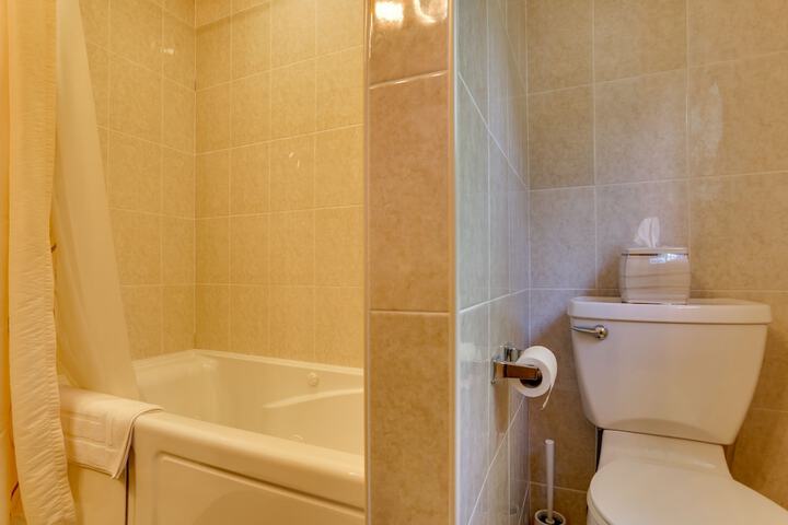 Pools Hot Tub & More: Bushkill Mountain Getaway!