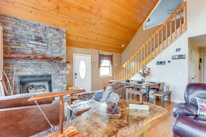 Peaceful Cabin Retreat - 9 Mi to Murphy!