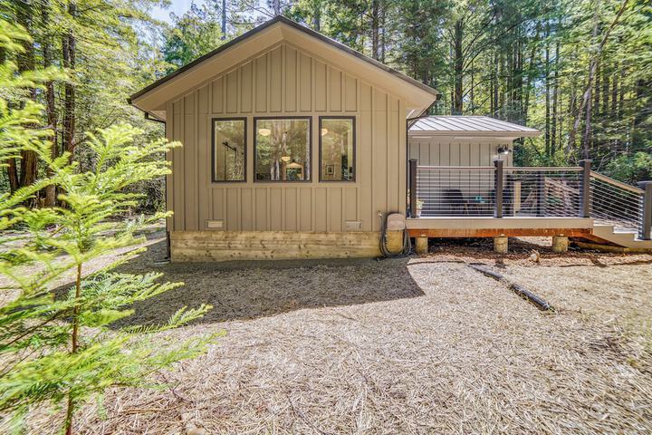 Peaceful Mendocino Cottage Surrounded by Redwoods