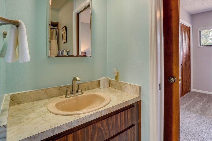 Walk to Restaurants: Downtown Leesburg Townhome!