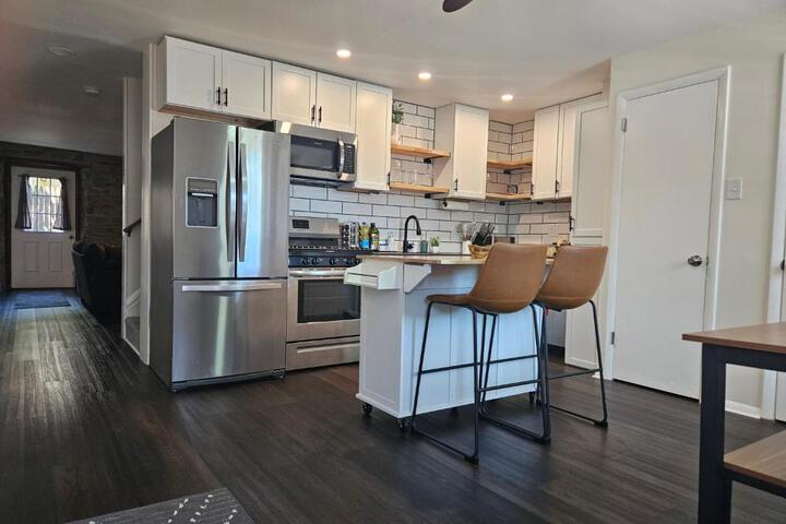 Cozy & Modern 3-Bed Retreat - 8 Mins to Bridge St