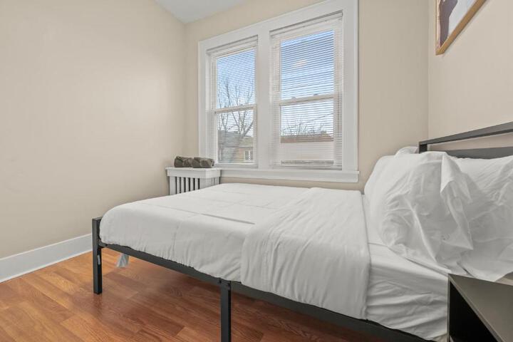 2-Story Stay with Game Lounge & Free Parking Spots - 5 mins to NYC Train