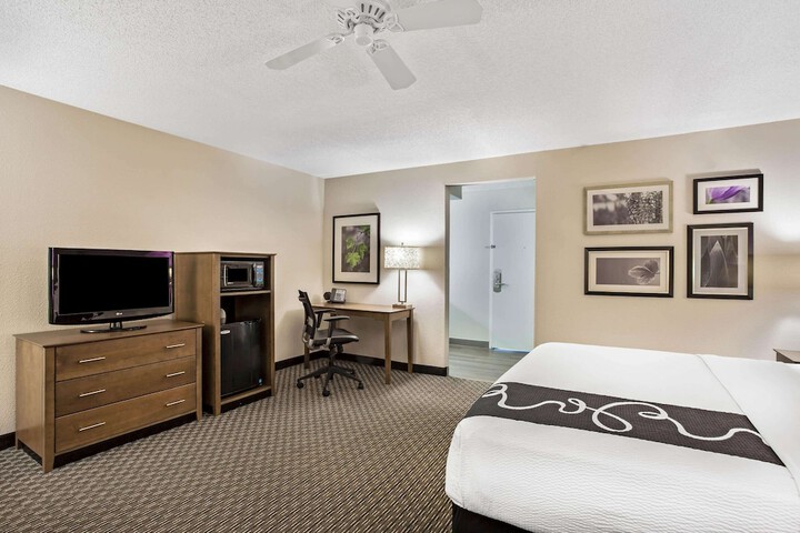 La Quinta Inn & Suites by Wyndham Hartford - Bradley Airport