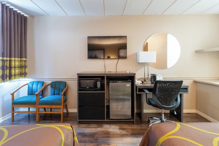 Super 8 by Wyndham Gananoque / Country Squire Resort