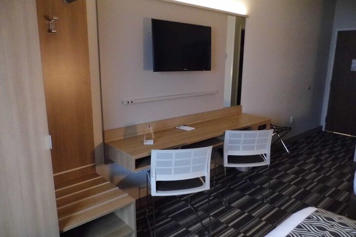 Microtel by Wyndham Vernal / Naples