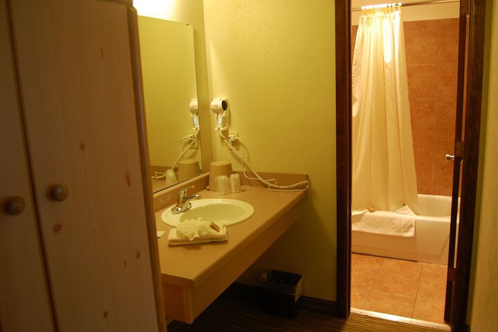 Days Inn and Suites by Wyndham Downtown Missoula-University