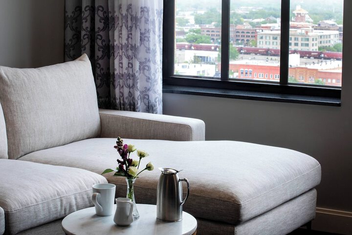 Room 25 of 102