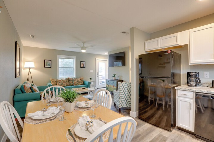 Kitty Hawk Apartment w / Hot Tub - 1 Mi to Beach!