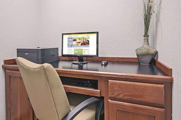 La Quinta Inn & Suites by Wyndham DFW Airport West - Euless