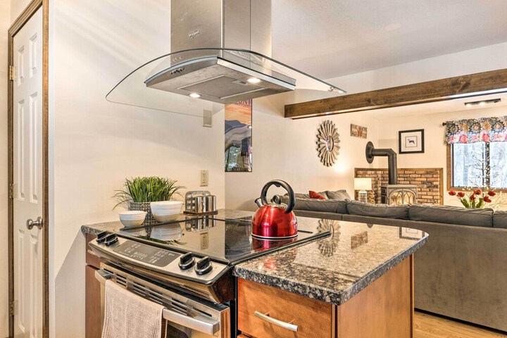 Hartford Escape w / Fire Pit 3 Mi to Ski & Golf!