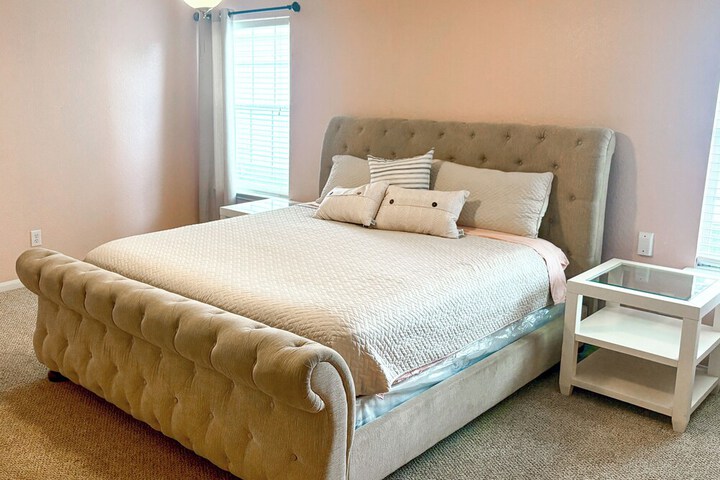 Luxe Home 30 Miles to Houston w / Pool & Grill