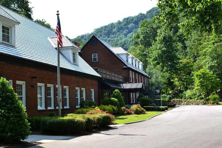 Hotel 2 of 243