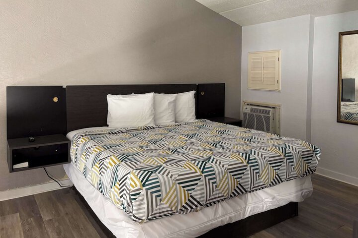 Room 10 of 40
