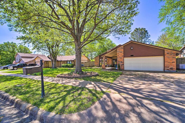 Family-friendly Broken Arrow Retreat w / Yard!