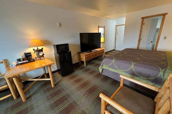 Room 11 of 28