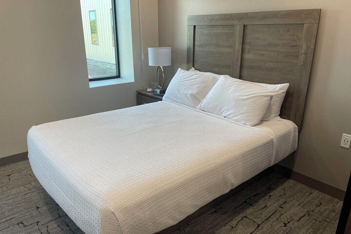 Room 9 of 16