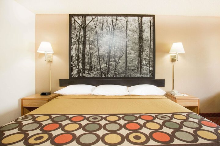 Room 6 of 16