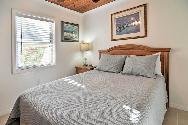 Steps to Beach Cabana: Indian Shores Cottage