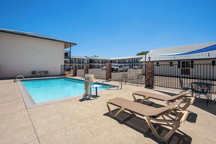 Pool 14 of 40