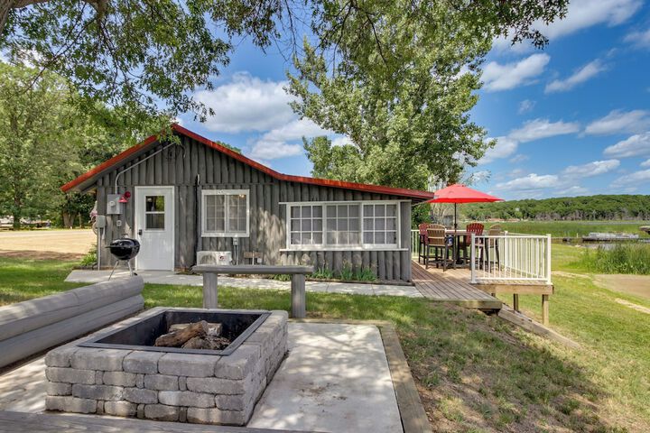 Lakefront Motley Cabin w / Private Deck + Dock!