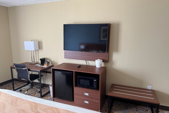 Holiday Lodge Hotel & Conference Center