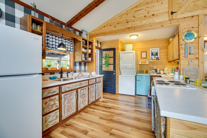 Oak Island Vacation Rental w / Decks Walk to Beach