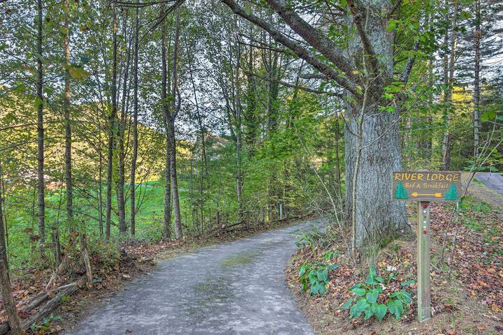 River Access + Mtn Views: Cullowhee Lodge!